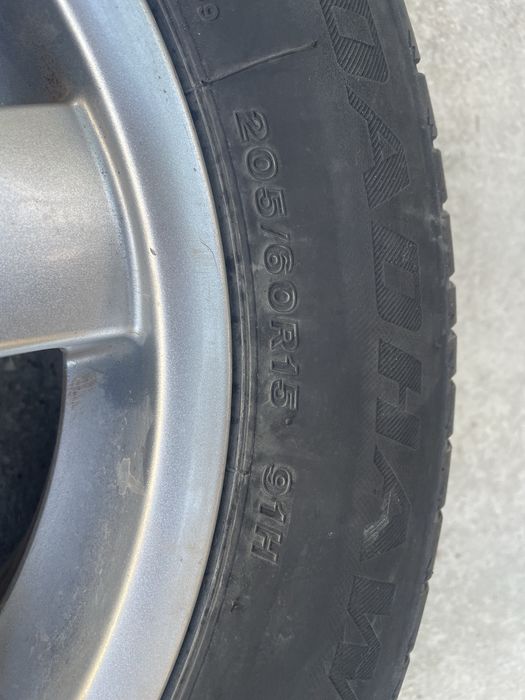 Продавам гуми с джанти за Audi