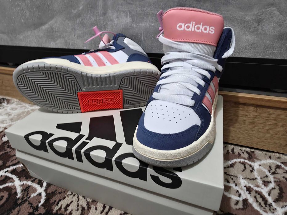 Женские кроссовки