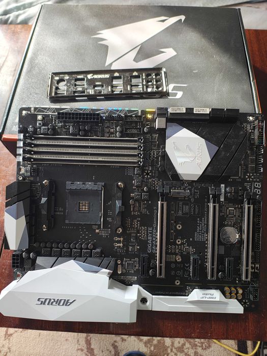Продавам дънна платка  "GA-AX370-Gaming 5" в перфектно състояние.