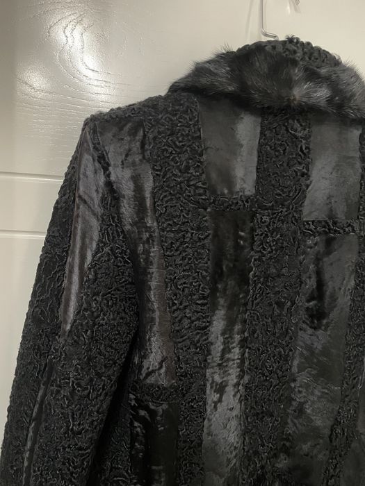 Шуба до колен каракуль