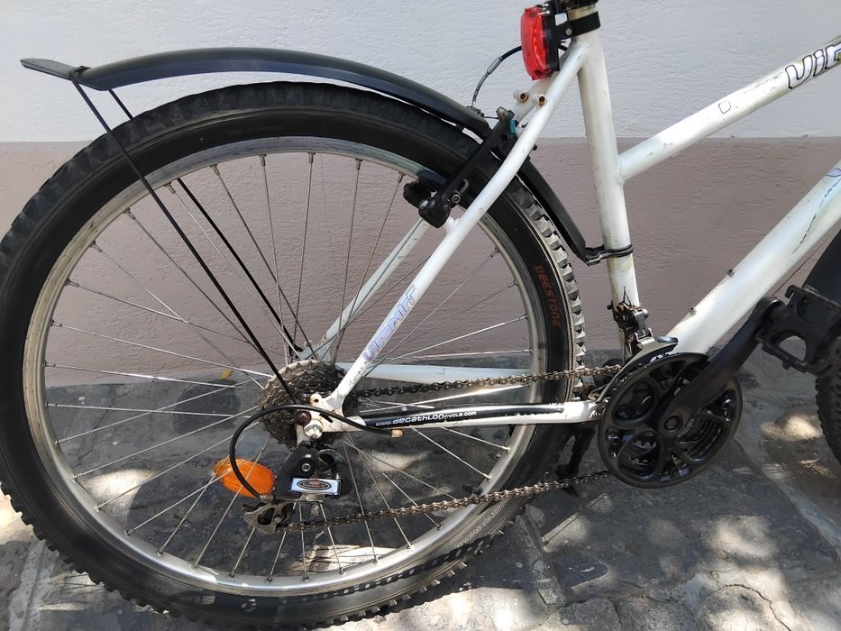 Se vinde bicicleta Decatlon  dama adusa de noua din spania ,cu mici zgîrieturi pe ici pe colo  dimensiunea rotilor 26.