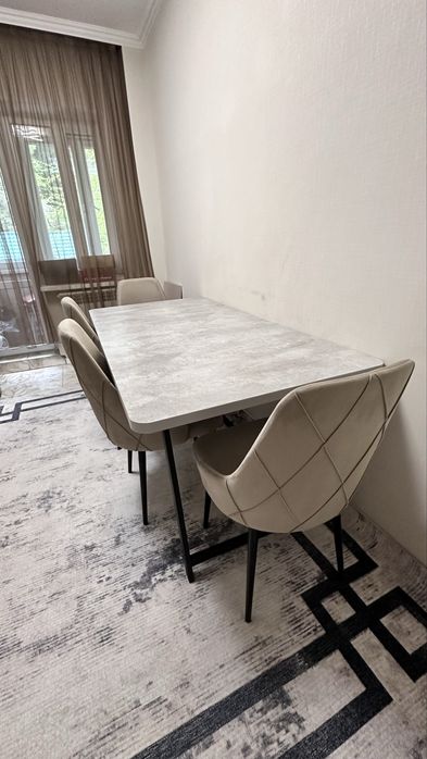 Продам кухонный стол со стульями