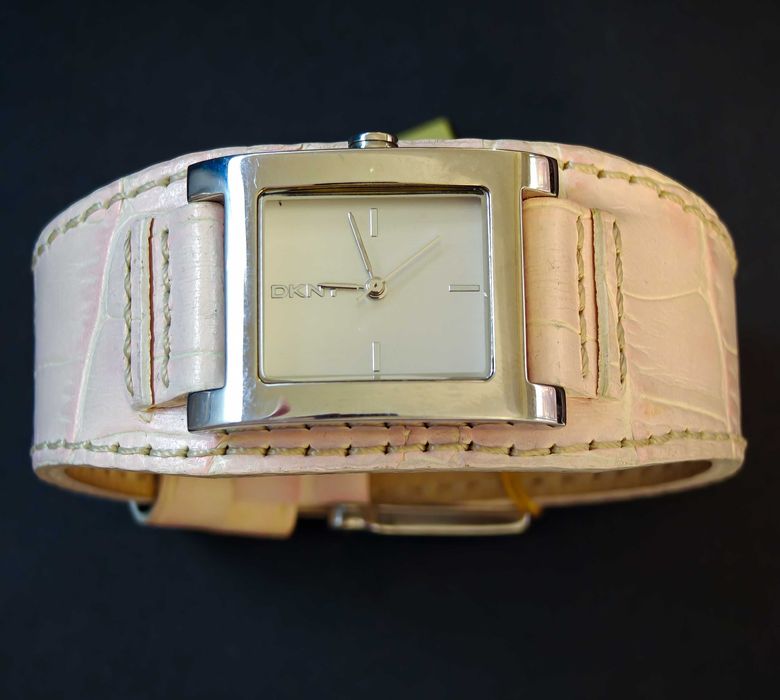 Продавам дамски часовник DKNY
