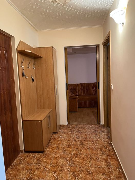 Închiriez apartament cu 2 camere