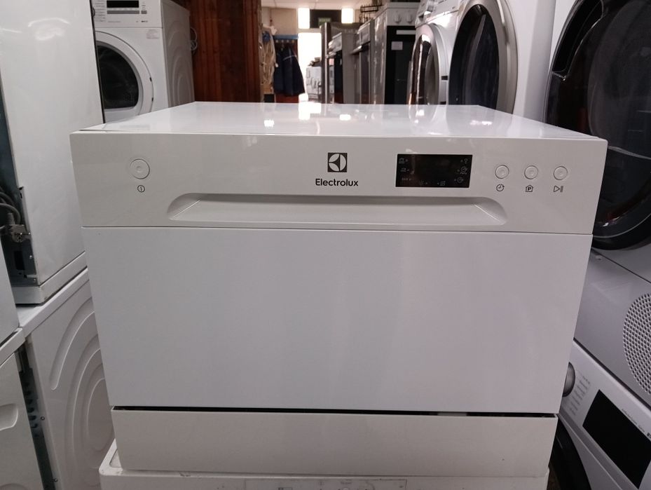 Малка свободно стояща съдомиялна кубче Elektrolux с 2 години Гаранция