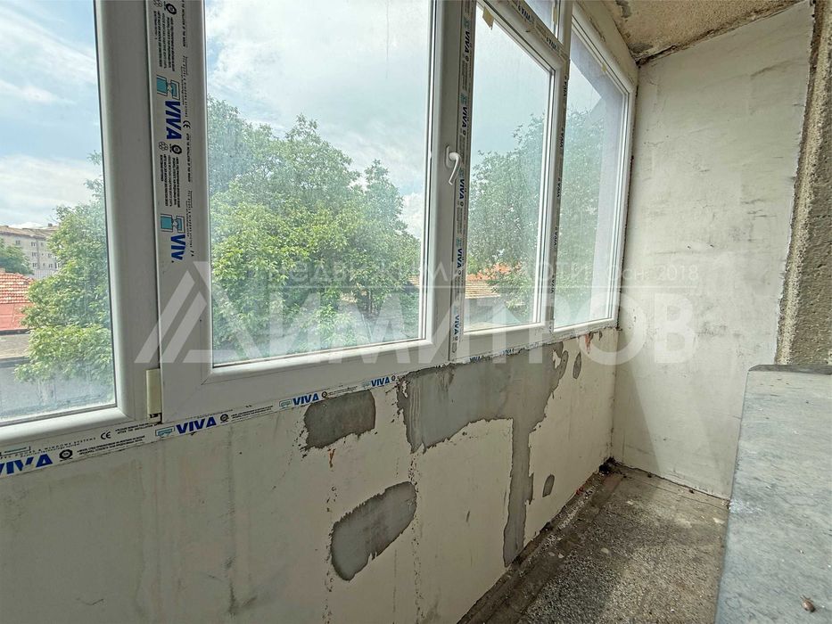 Продава гарсониера 40 м2. в центъра на гр. Нови пазар, САНИРАН жилищен блок. Нисък етаж.