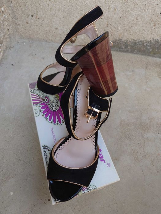 Елегантни сандали с висок ток