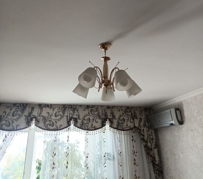 Продам люстру! 5 плафонов..