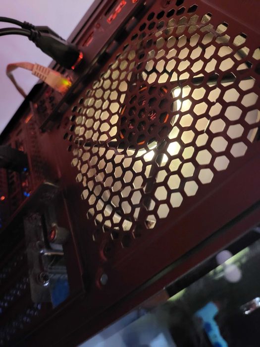 Настолен Геймърски Компютър + монитор