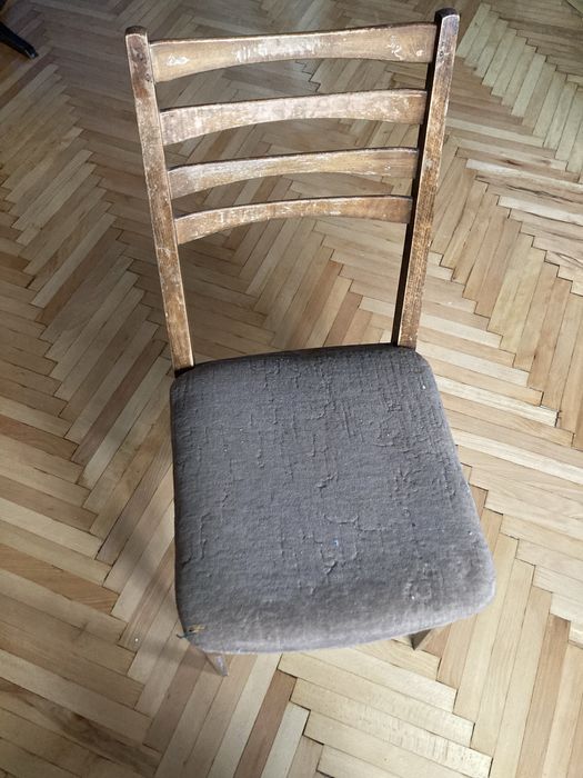 Кафяв дървен стол