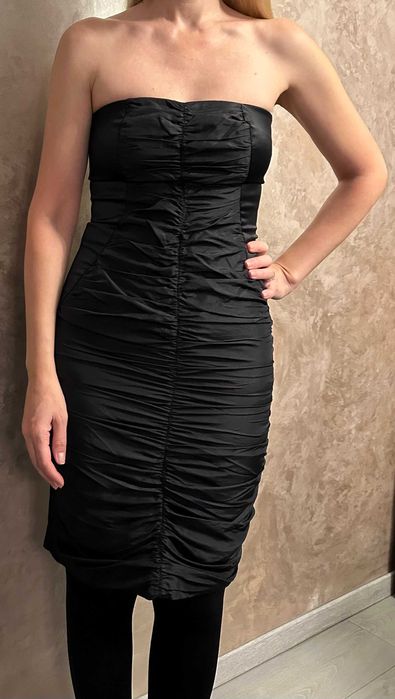 Rochie neagra flonsata in fata