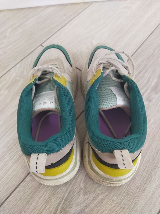 Бесплатно  кроссовки 36 размер.