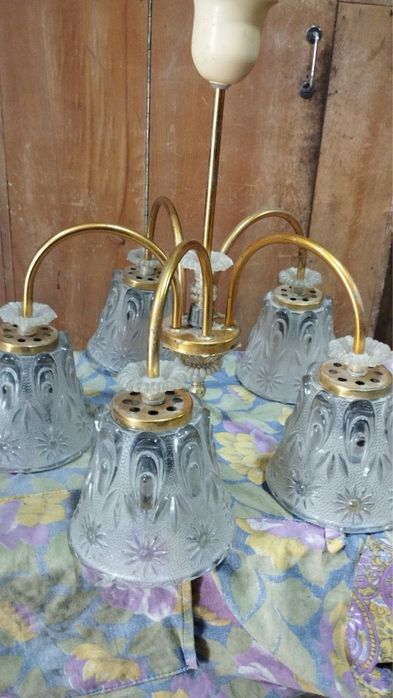 Продаётся люстра.