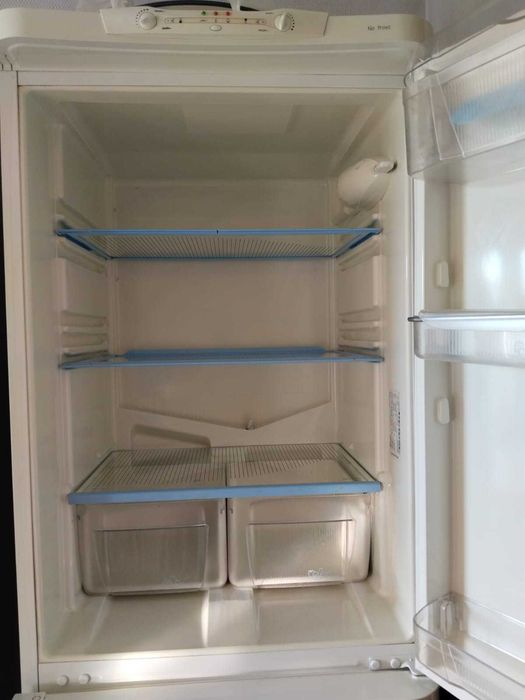 Двухкамерный холодильник INDESIT.