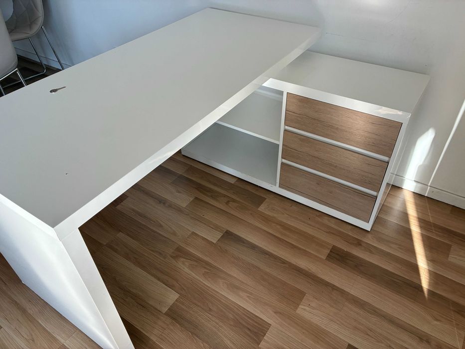 Бюро със шкафове