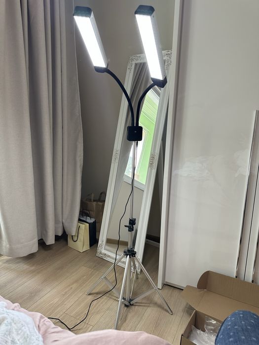 Led лампа за мироблейдинг и процедури . Лампа със стойка