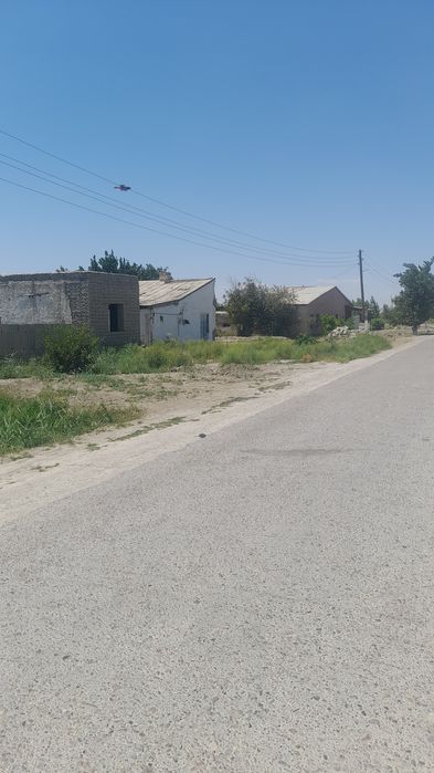 Курилиши тугалланмаган 8 сутихли учаска сотилади. Нархи жойида келишил