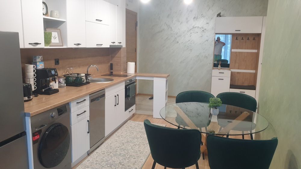 Луксозун Апартамент  за нощувки частен комплекс с два минерални басейни. Апартамента е с две спални и две огромни тераси и голям хол  96кв.м