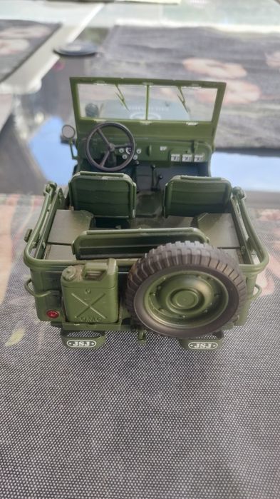 Vând machetă Jeep Willis md.1943 mărimea 1:18