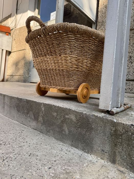 Стара ретро кошница на колела