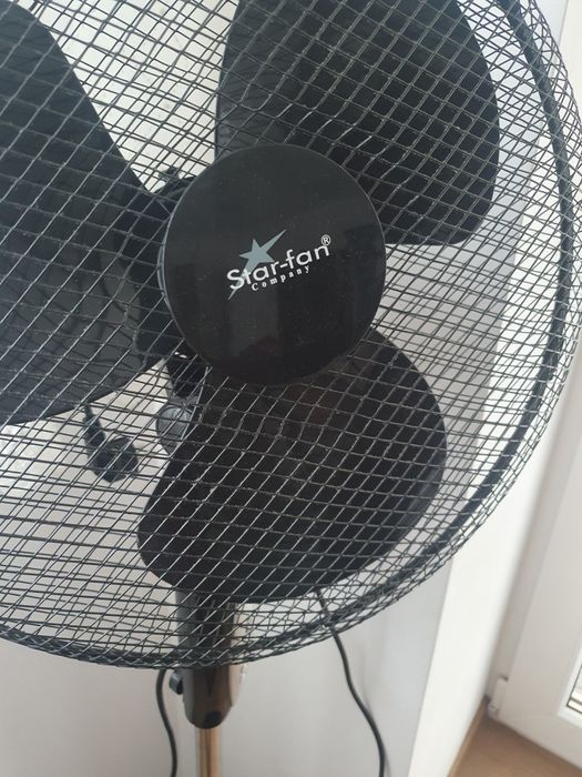 Ventilator cu picior reglabil și telecomandă