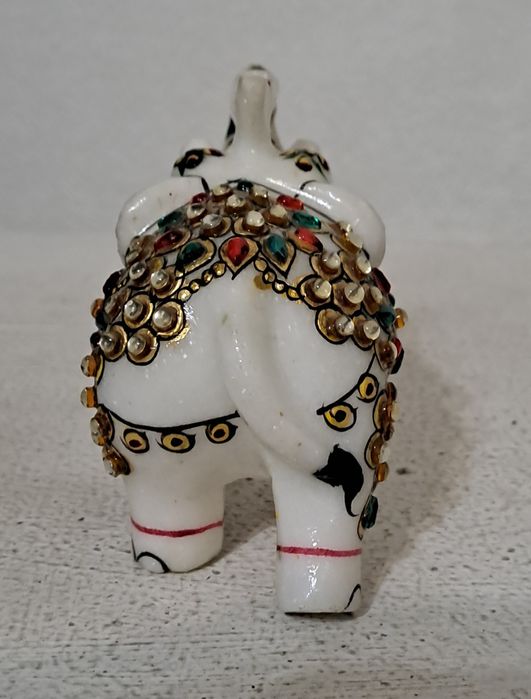 Слон мраморный  в камнях