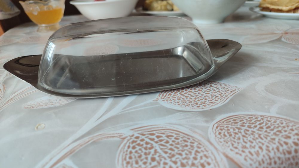 Продается сахарница . И маслёнка