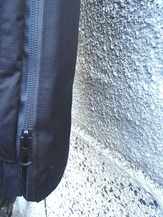 Продавам нов малък черен зимен панталон със странични ципове Columbia