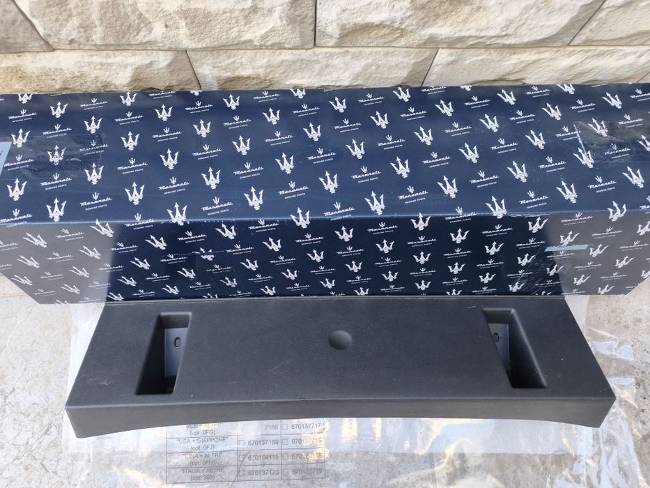 Поставка за номер на предна броня Maserati Levante