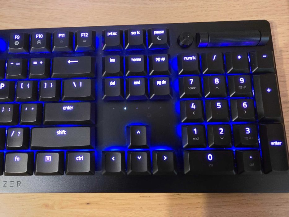 Продавам нископрофилна механична клавиатура Razer DeathStalker V2
