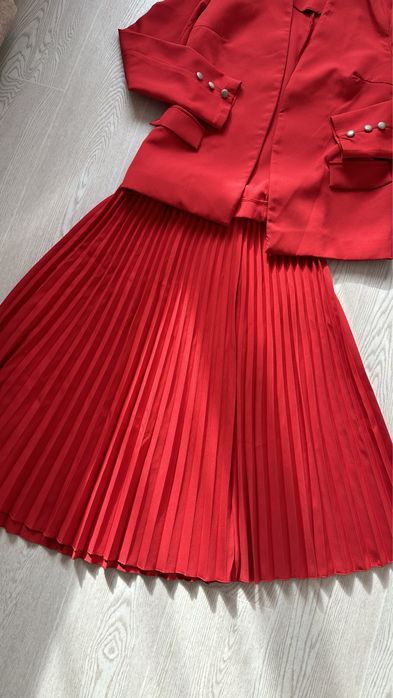 Продам красный костюм