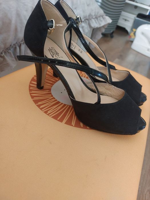 Sandale cu toc noi