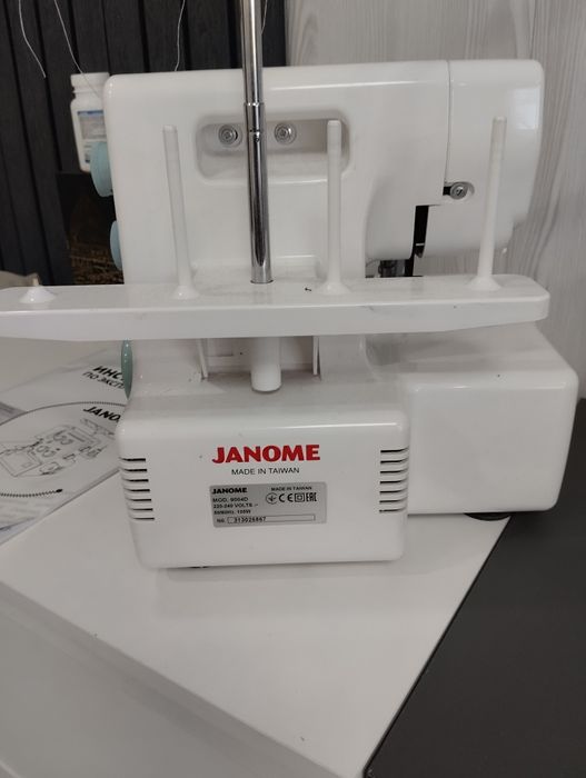 Продаю оверлок Janome