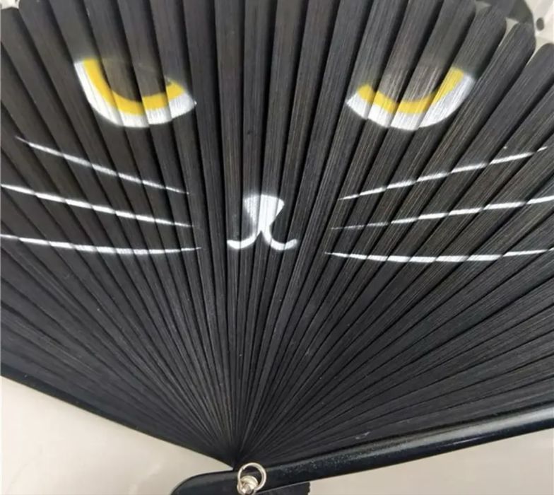 Веер с кошаьим лицом