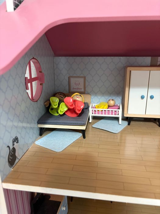 Casa de păpuși din lemn