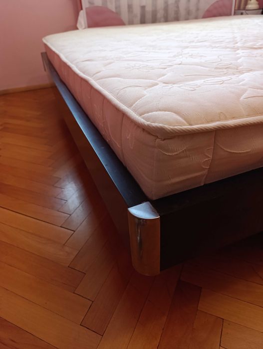 Спалня 180/200 с матрак и 2чекмеджета