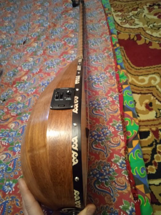 Домбыра сатылады.