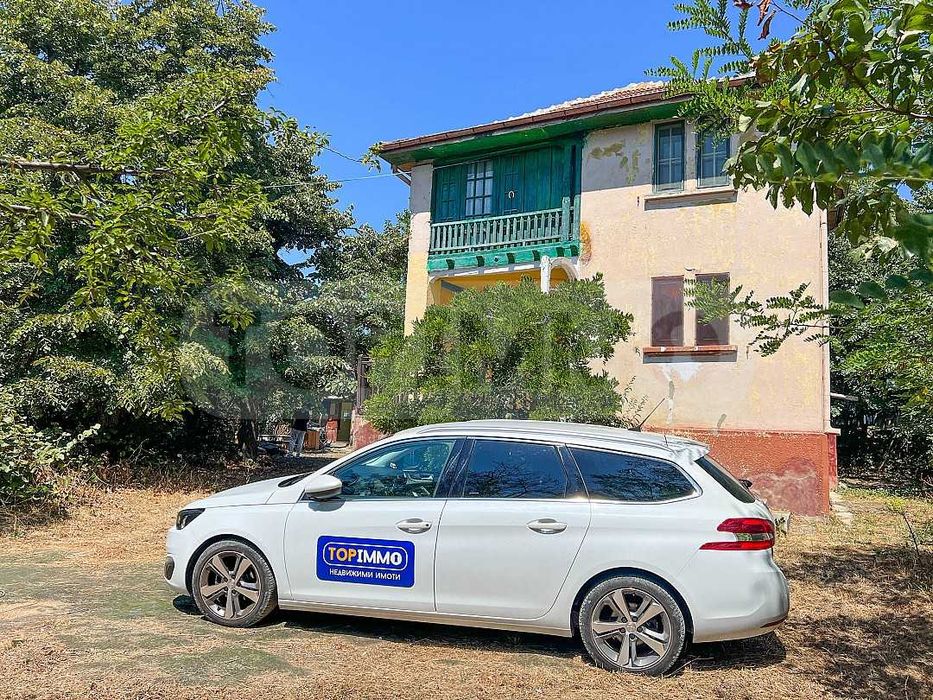 Двуетажна къща с голям парцел в Морската градина