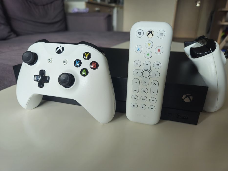 Xbox One X 1 TB + 2 контролера + 8BitDo дистанционно