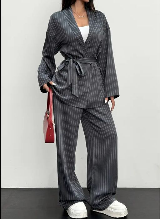 Продам стильный , брючной костюм