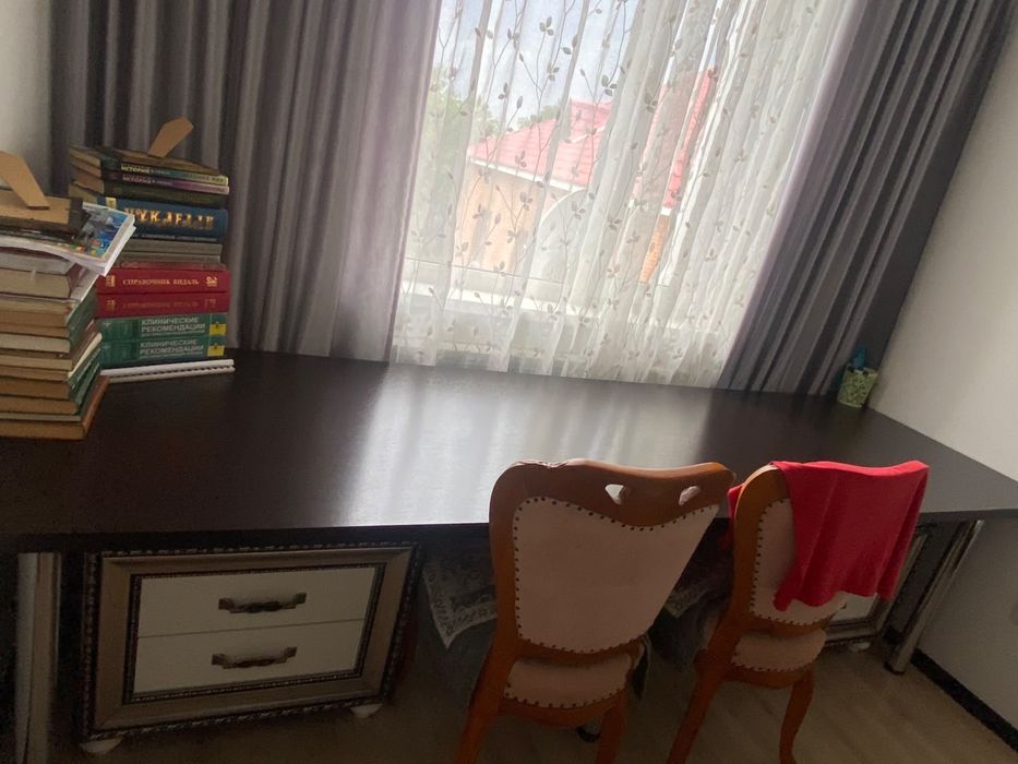 Продается спальный гарнитур, стол письменный