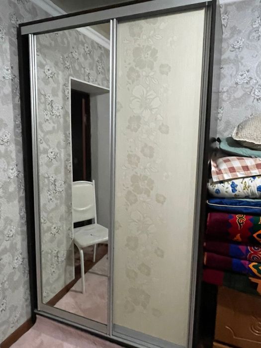 Шкаф с зеркалом (в хорошем качестве)