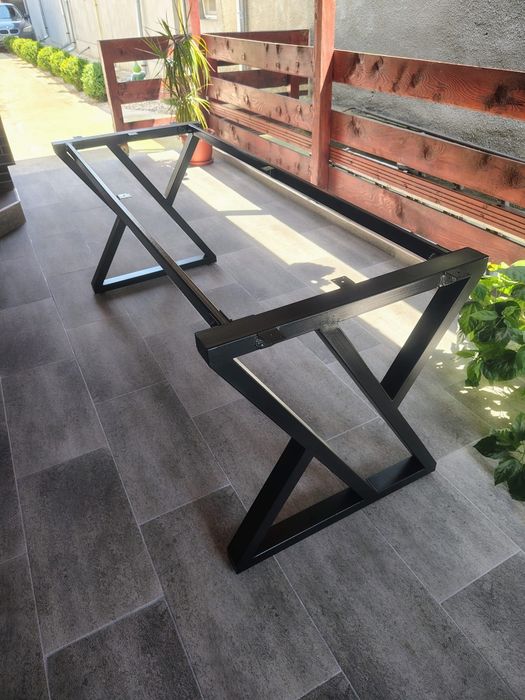 Masă dining premium din lemn masiv și metal, design modern industrial