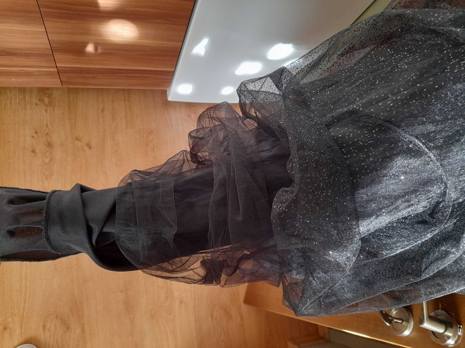 Черна Бална рокля.