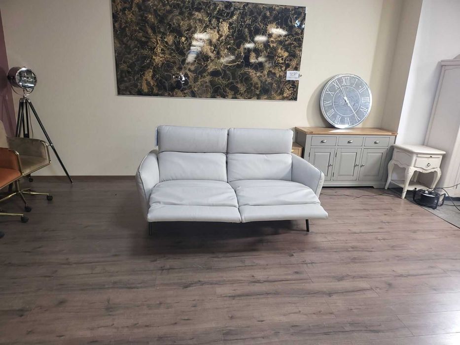 Светло сив кожен диван тройка Natuzzi с електрически релаксиращ механизъм