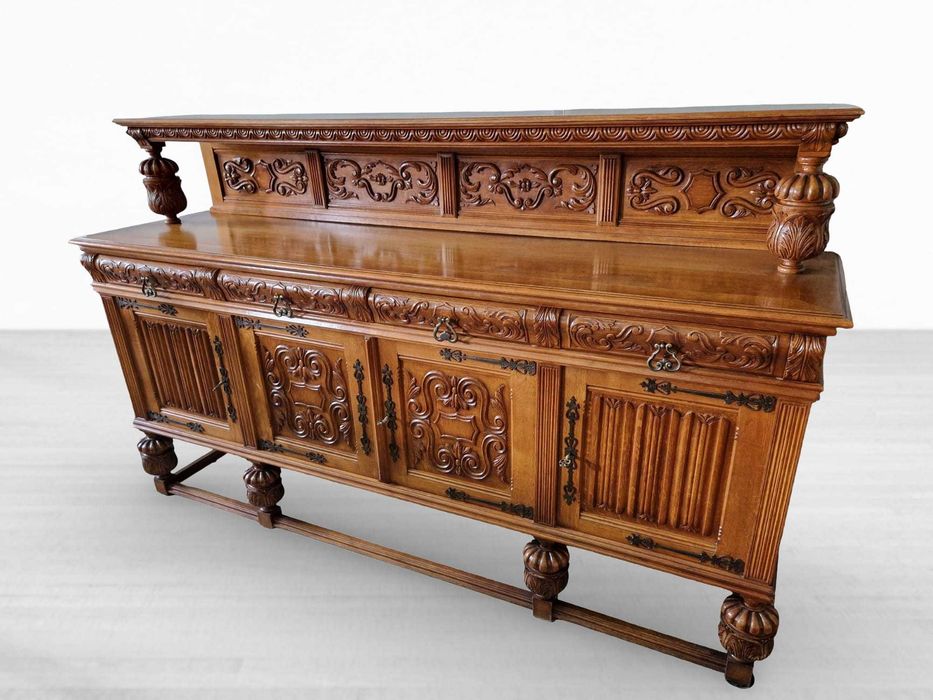 Изящно резбован контрабюфет дресоар от дъбов масив с метален обков