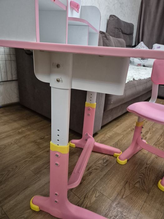 Продам парту,стул для девочки в очень хорошем состоянии.