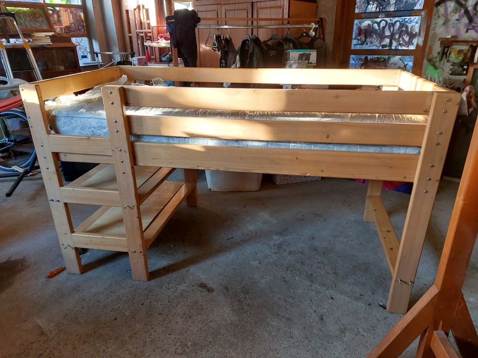 Vând pat etajat lemn brad