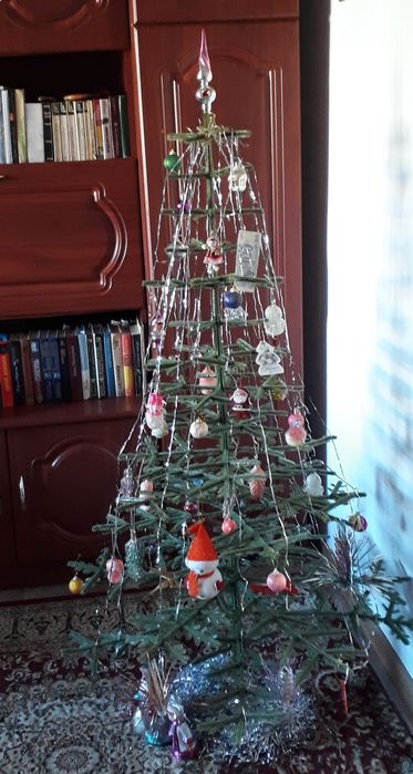 Ёлка  искусственная  с игрушками.