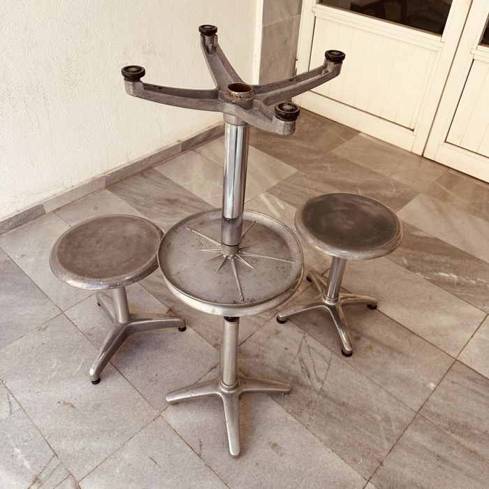 Винтидж индустриални метални табуретки / помощни масички